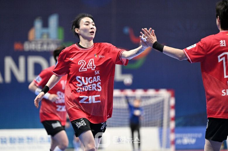 경남개발공사 오사라 골키퍼가 속공 중이다 이날 오사라 골키퍼는 역대 2호 통산 2000 세이브를 달성하였다 / 사진제공=한국핸드볼연맹