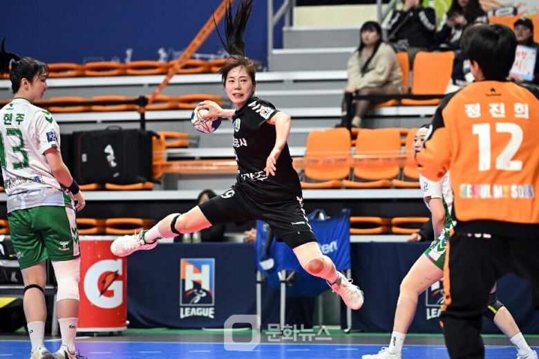광주도시공사 김금정이 윙슛을 시도 중이다 / 사진제공=한국핸드볼연맹