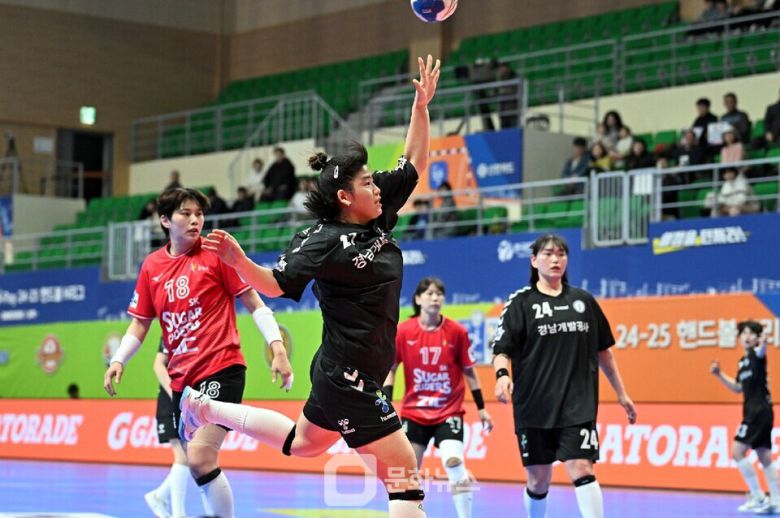 경남개발공사 최지혜가 오버슛을 하고 있다 / 사진제공=한국핸드볼연맹