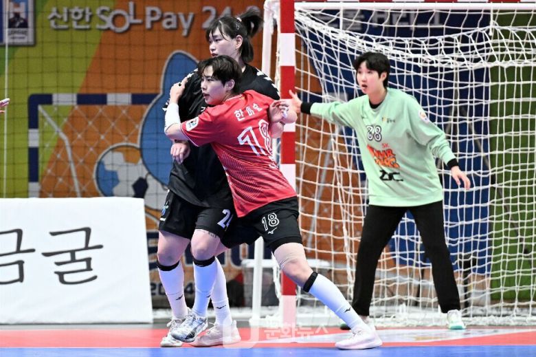 SK슈가글라이더즈 한미슬이 김소라를 대인마크 중이다 / 사진제공=한국핸드볼연맹