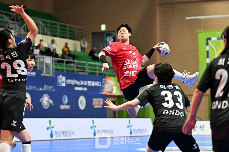 SK슈가글라이더즈 유소정이 점프슛을 하고 있다 / 사진제공=한국핸드볼연맹