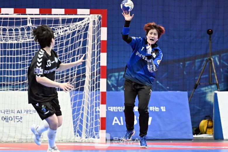 경남개발공사 오사라 골키퍼가 속공 중이다 이날 오사라 골키퍼는 역대 2호 통산 2000 세이브를 달성하였다 / 사진제공=한국핸드볼연맹