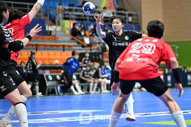 경남개발공사 김연우가 패스 중이다 이날 김연우는 개인통산 200도움을 달성하였다 / 사진제공=한국핸드볼연맹