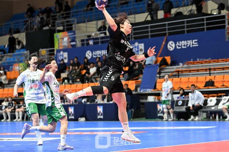 광주도시공사 서아루가 점프슛을 하고 있다 이날 서아루는 개인통산 600득점을 돌파하였다 / 사진제공=한국핸드볼연맹