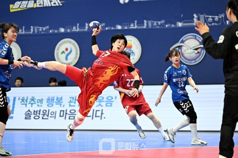 인천광역시청 김설희가 다이빙슛을 하고 있다 / 사진제공=한국핸드볼연맹