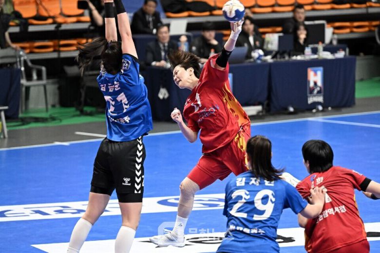 인천광역시청 강은서가 런닝슛 중이다 / 사진제공=한국핸드볼연맹