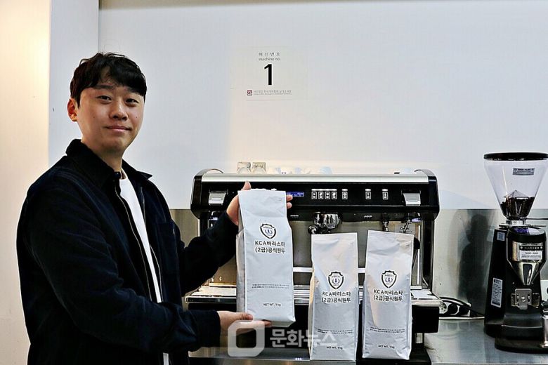 롯데웰푸드가 한국커피협회에서 주관하는 바리스타 2급 자격시험 공식 원두 공급사로 선정됐다. / 사진제공=롯데웰푸드