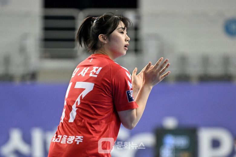 광주도시공사 김서진이 팀 득점 후 박수 중이다 / 사진제공=한국핸드볼연맹