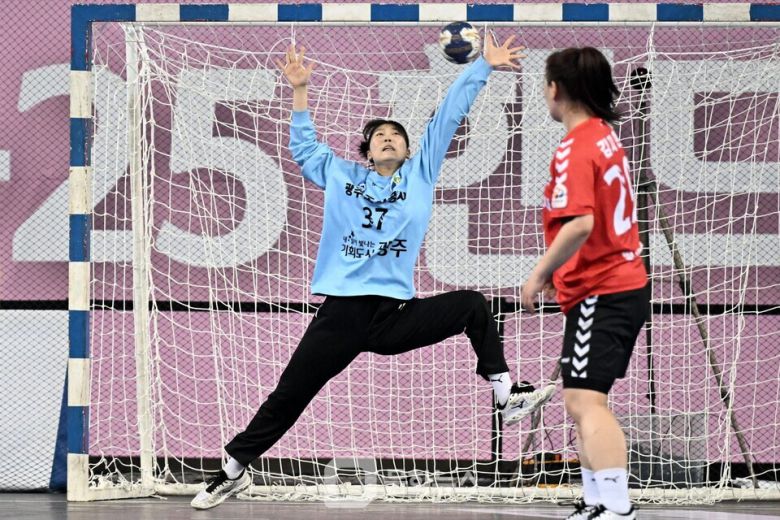 광주도시공사 유정원 골키퍼가 선방을 시도 중이다 / 사진제공=한국핸드볼연맹