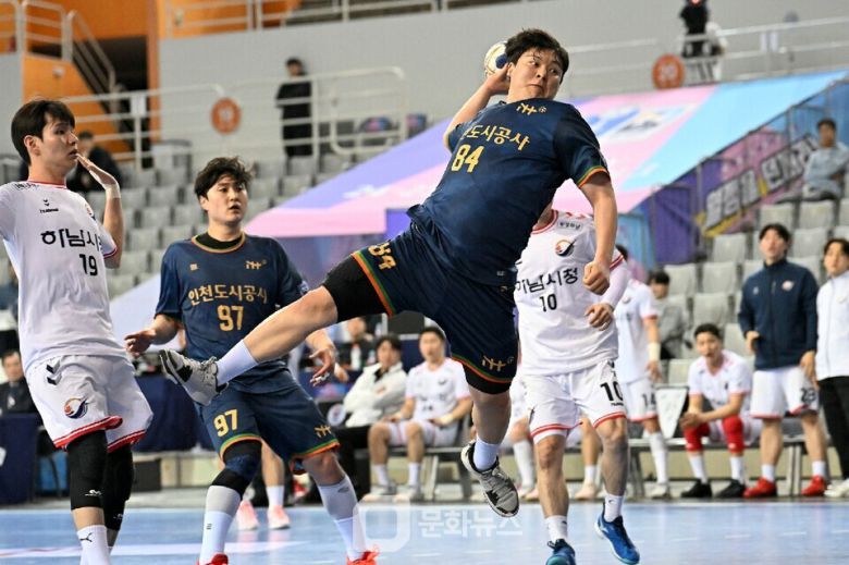 인천도시공사 강준구가 점프슛을 하고 있다 / 사진제공=한국핸드볼연맹