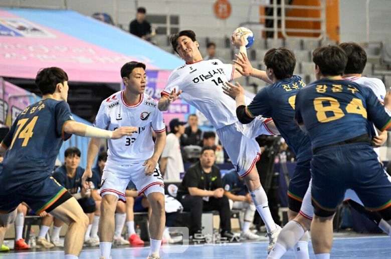 하남시청 서현호가 점프슛을 하고 있다 / 사진제공=한국핸드볼연맹