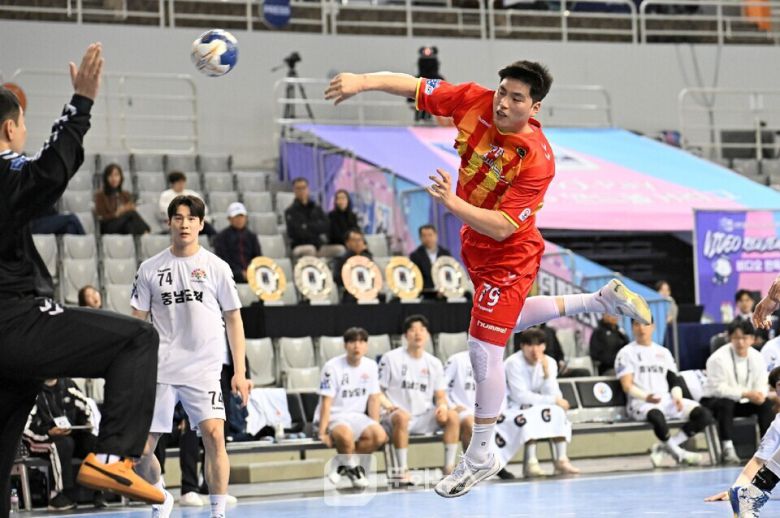 상무피닉스 박세웅이 점프슛 중이다 / 사진제공=한국핸드볼연맹