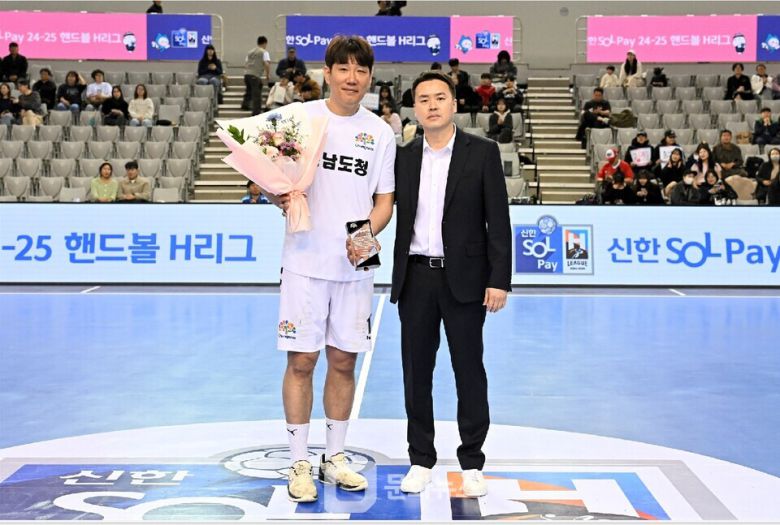 충남도청 김동명 선수가 은퇴식 기념패를 수상하였다 (시상자는 충남도청 이석 감독) / 사진제공=한국핸드볼연맹