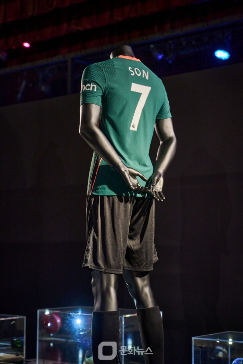 이랜드뮤지엄이 축구 팬들의 뜨거운 관심에 힘입어 두 번째 ‘위대한 축구선수 100인전’을 개최한다. 이번 전시는 오는 30일부터 8월 31일까지 롯데몰 김포공항점 1층 전시홀에서 열린다. / 사진제공=이랜드뮤지엄