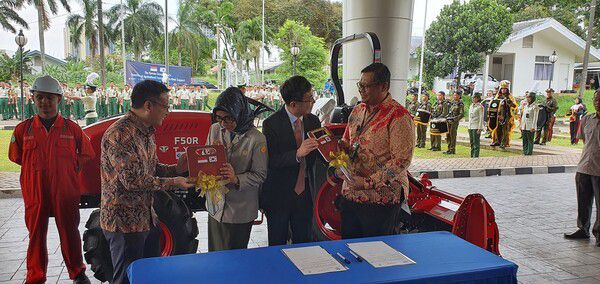 TYM은 4월 21일 인도네시아에 위치한 농업전문기술대학 PEPI에서 트랙터 기증식을 진행했다.  / 사진제공=TYM