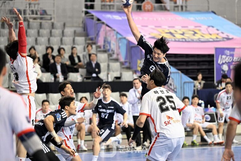 두산 정의경이 런닝 점프슛을 시도하고 있다 / 사진제공=한국핸드볼연맹