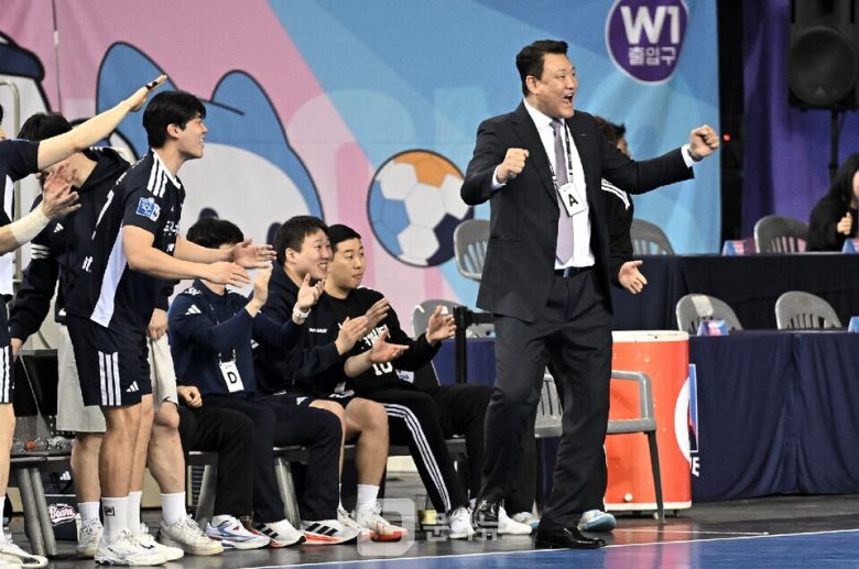 두산 윤경신 감독이 선수 득점에 환호하고 있다  / 사진제공=한국핸드볼연맹