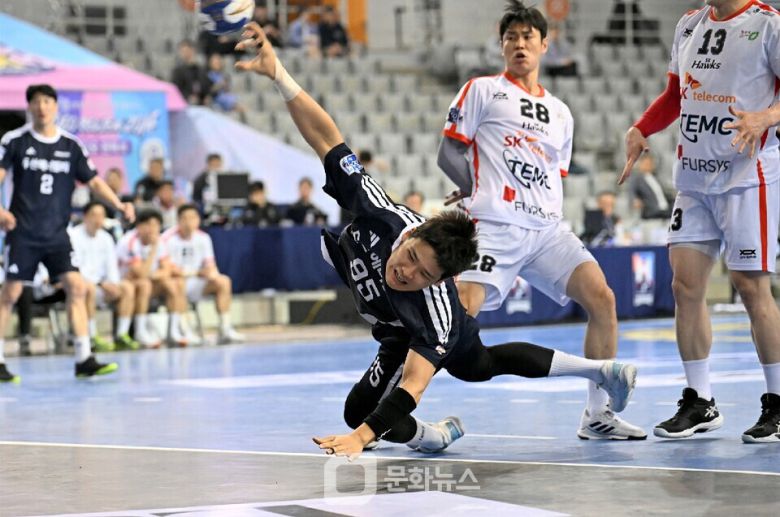 두산 김태웅이 다이빙 슛을 선보이고 있다  / 사진제공=한국핸드볼연맹