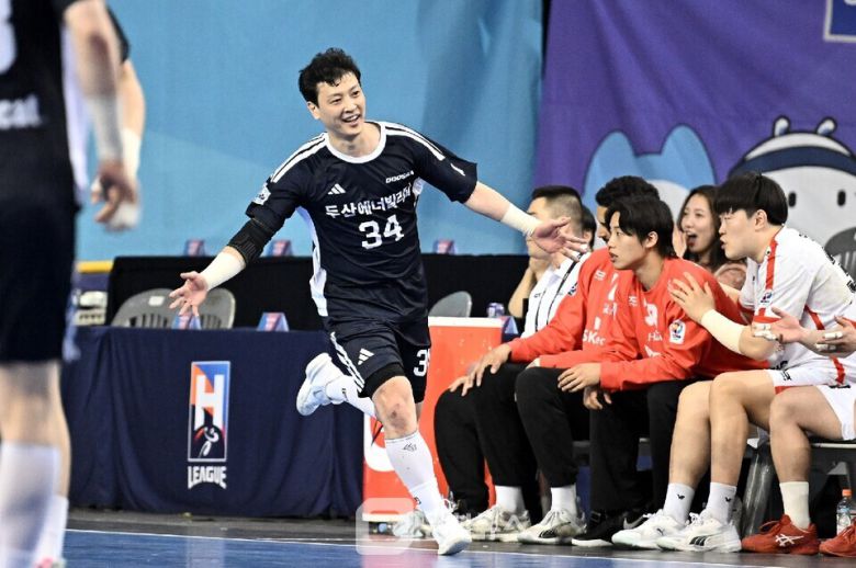 두산 강전구가 득점 후 양손 세레모니 중이다 / 사진제공=한국핸드볼연맹
