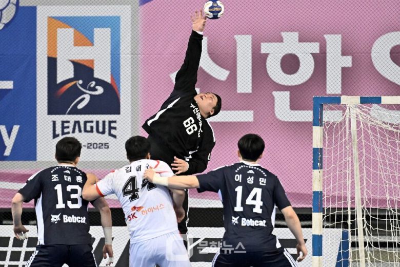 두산 김동욱 골키퍼가 오버슛을 쳐내고 있다  / 사진제공=한국핸드볼연맹