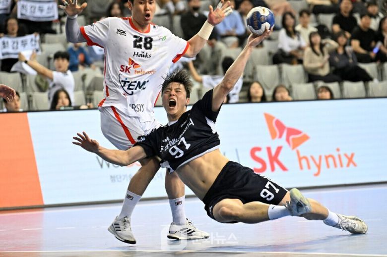 두산 김연빈이 런닝 다이빙슛을 하고 있다 / 사진제공=한국핸드볼연맹