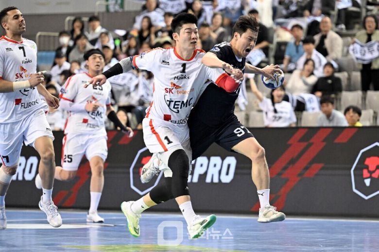 SK호크스 하태현이 두산 김연빈의 속공 돌파를 저지 중이다  / 사진제공=한국핸드볼연맹