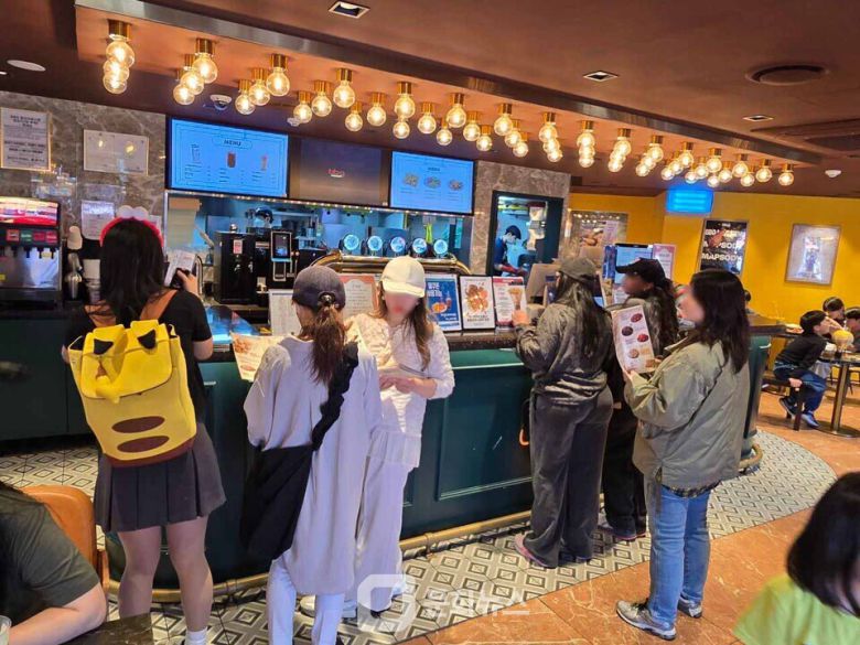 BBQ치킨 롯데월드 어드벤처 매직아일랜드에서 운영중인 BBQ 매장에서 BBQ 치킨을 주문하기 위해 손님들이 기다리고 있다. / 사진제공=BBQ