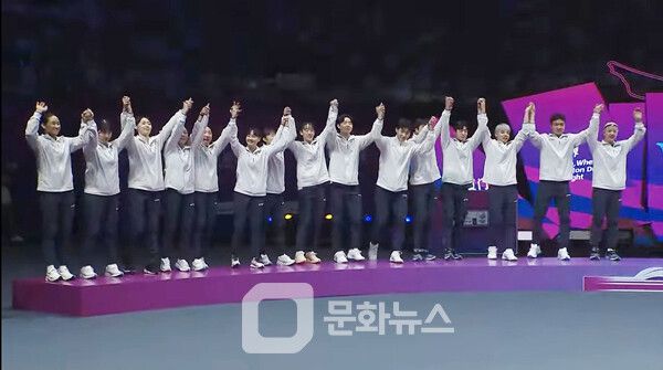 사진 제19회 세계혼합단체배드민턴선수권대회 준우승을 차지한 한국 배드민턴팀이 시상대에 오르는 모습.