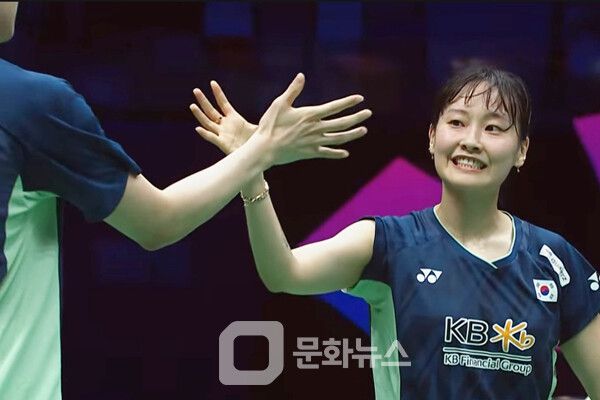 사진 1경기 혼합복식에서 승리한 서승재-채유정 조가 파이팅 하는 모습