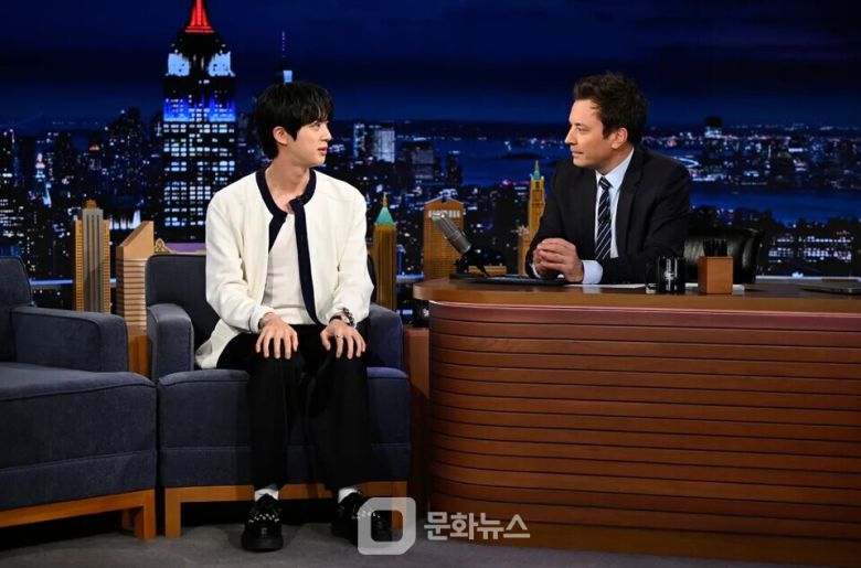 방탄소년단 진이 미국 NBC의 유명 토크쇼 ‘더 투나잇 쇼 스타링 지미 팰런’에 출연해 깊어진 감성과 유쾌한 매력을 동시에 선보이며 글로벌 팬들의 이목을 집중시켰다. / 사진제공=빅히트뮤직
