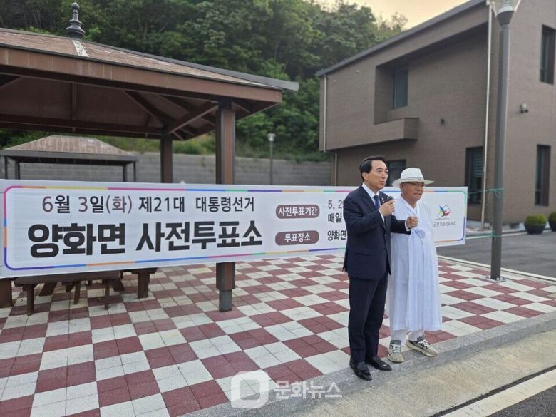 더불어민주당 박수현 의원이 29일, 충남 부여군 양화면 사전투표소를 찾아 가장 먼저 투표를 마쳤다 / 사진출처=박수현 의원 페이스북