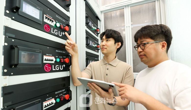 LG유플러스는 초대형 인터넷데이터센터(IDC)인 평촌2센터에 차세대 액체냉각 기반 데모룸을 개소하고, AI 데이터센터(AIDC)의 냉각 효율성과 지속가능성을 높이기 위한 기술 실증에 돌입한다고 29일 밝혔다. 사진은 LG유플러스 직원들이 데모룸에 설치된 액체냉각장치를 살펴보고 있는 모습. / 사진제공=LG유플러스
