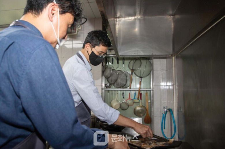 김대헌 호반그룹 기획총괄사장이 서울 서초구 까리따스 사랑의 식당을 방문해 직접 음식을 준비하고 있다. / 사진제공=호반그룹