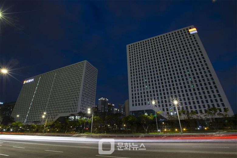 호반그룹이 퇴근 후 지정 시간 동안 사옥 조명 전체 소등에 동참하는 등 ‘그린챌린지’ 캠페인을 진행했다. / 사진제공=호반그룹