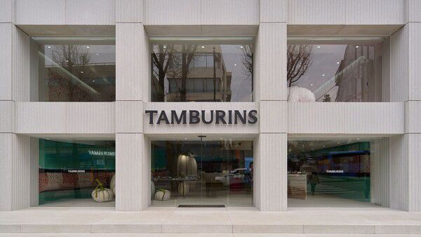 퍼퓸 브랜드 탬버린즈(TAMBURINS)가 배우 변우석, 야기 리카코와 함께한 새로운 여름 퍼퓸 캠페인 ‘블루히노키: Blue Hinoki’를 공개했다.