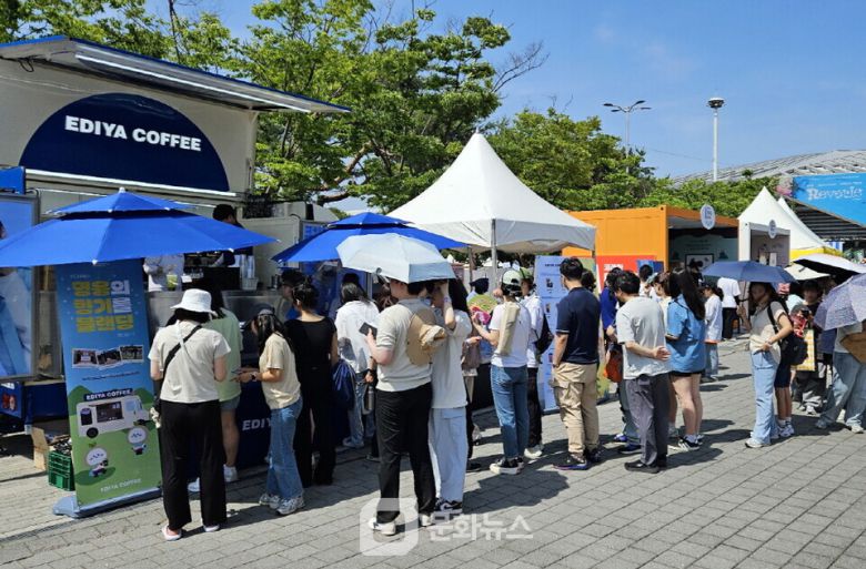 이디야커피가 지난 6월 6일부터 7일까지 서울 송파구 올림픽공원 88잔디마당에서 열린 ‘코리아 메모리얼 페스타’에서 커피 트럭을 운영하고, 수익금 전액을 국가유공자 지원을 위해 기부했다. / 사진제공=이디야커피