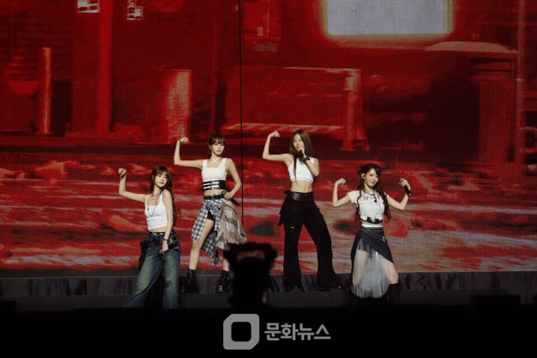 르세라핌(LE SSERAFIM)이 ‘2025 위버스콘 페스티벌’ 무대를 뜨겁게 달구며 여름과 어울리는 그룹으로서의 존재감을 입증했다. / 사진제공=쏘스뮤직