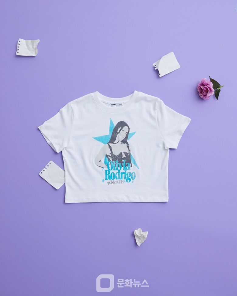 스파오X유니버설 스튜디오의 올리비아 로드리고 반팔 티셔츠 / 사진제공=스파오