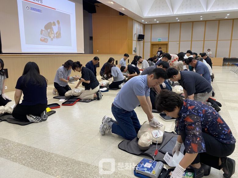 충주시는 공무원의 응급 대응 능력 강화를 위해 심폐소생술과 응급처치 교육을 정례화하고, 연말까지 약 1천 명의 교육 수료를 목표로 체계적인 프로그램을 운영한다. / 사진제공=충주시