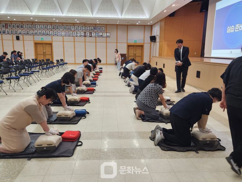 충주시는 공무원의 응급 대응 능력 강화를 위해 심폐소생술과 응급처치 교육을 정례화하고, 연말까지 약 1천 명의 교육 수료를 목표로 체계적인 프로그램을 운영한다. / 사진제공=충주시