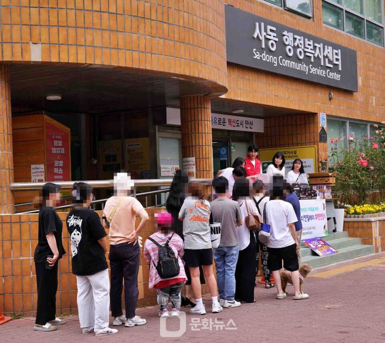 BBQ가 안산시 사동의 한부모 가정을 찾아 치킨을 전달하며 선한 영향력 확산에 나섰다. / 사진제공=BBQ