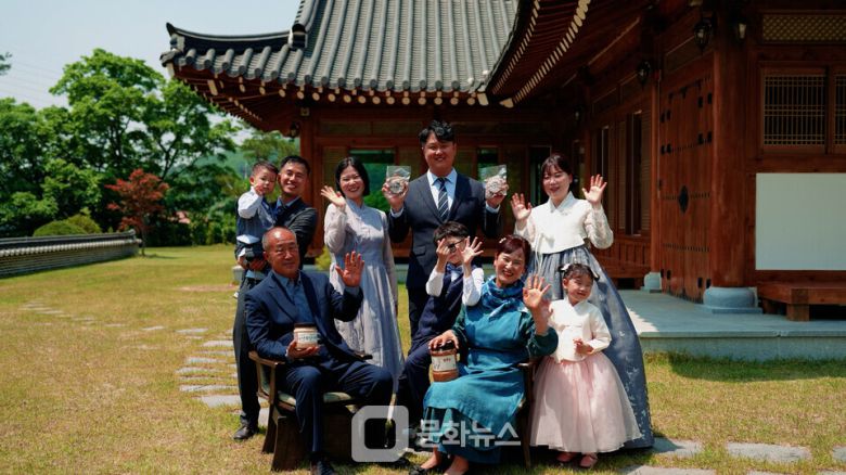 쿠팡 마켓플레이스가 판로 확장을 위한 맞춤형 지원책을 확대하면서, 2030세대 청년 판매자들의 성장 사례가 늘고 있다. 사진은 양산 ‘원식품몰’ 김민혁 대표(가운데)와 가족 / 사진제공=쿠팡 플레이스