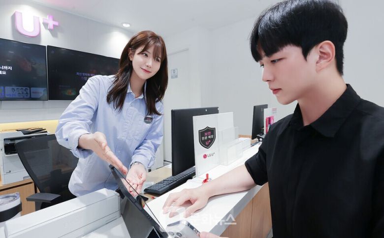 LG유플러스가 피싱·스미싱 등 디지털 범죄로부터 고객을 보호하기 위해 전국 1천800여 개 매장에서 ‘U+보안 전문 매장’를 운영한다. 사진은 LG유플러스 매장 내 ‘U+보안 전문 상담사’가 고객에게 피싱 피해 예방법을 안내하는 모습  / 사진제공=LG유플러스