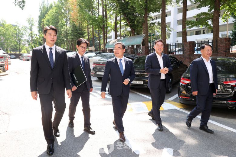 김보현 대우건설 사장(왼쪽에서 3번째)이 개포우성7차 단지를 방문해 현장을 둘러보고 있다. / 사진제공=대우건설