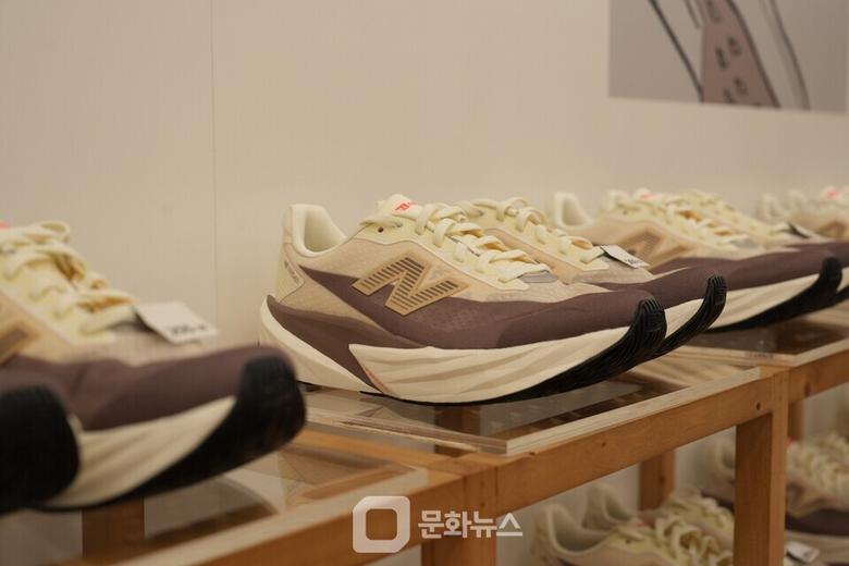 이랜드 뉴발란스 퓨어셀 레벨v5 / 사진제공=이랜드