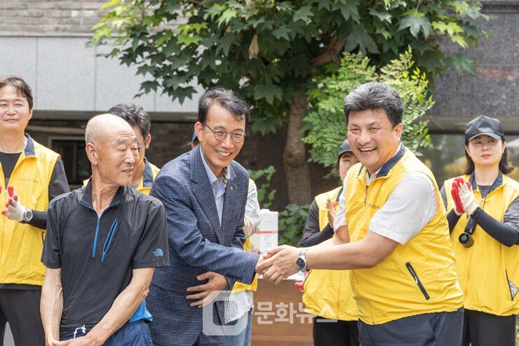 HDC현대산업개발은 지난 30일 서울 송파구에서 사회적협동조합 수, 집으로 가는 길, 송파2동주민센터와 연계해 독거노인 가구를 위한 주거환경 개선 건축봉사활동을 진행했다. (악수하는 사진 왼쪽 최홍연 송파구 부구청장, 오른쪽 강경민 HDC현대산업개발 도시정비부문 부문장)  / 사진제공=HDC현대산업개발