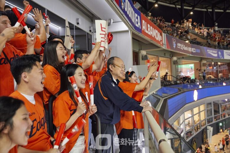 한화그룹 김승연 회장이 임직원들과 함께 경기를 관람하고 있다 / 사진제공=한화
