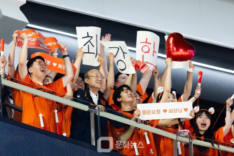 한화그룹 김승연 회장이 임직원들과 함께 경기를 관람하고 있다 / 사진제공=한화