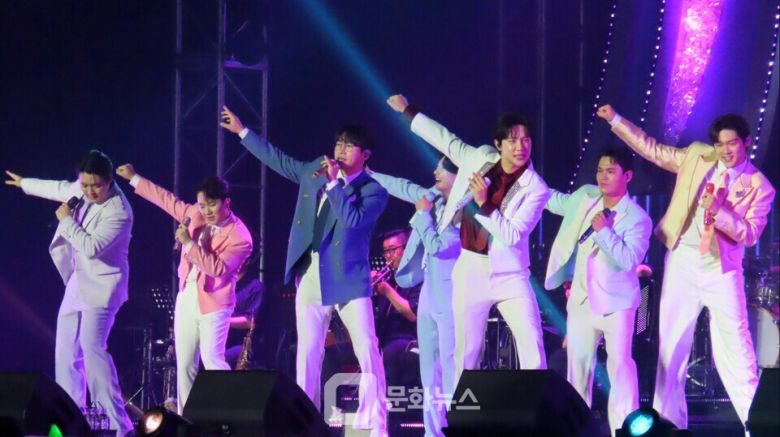 지난 5일 오후 1시와 6시, 6일 오후 1시 총 3회에 걸쳐 강릉 가톨릭관동대학교 세바스티아노 스포츠센터에서 열린 이번 공연은 김용빈, 손빈아, 천록담, 춘길, 최재명, 남승민, 추혁진 등 TOP7이 총출동해 다채로운 무대로 강원도 팬들과 소통하며 열기를 더했다. / 사진제공=밝은누리