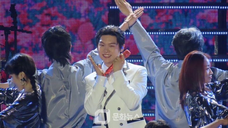 지난 5일 오후 1시와 6시, 6일 오후 1시 총 3회에 걸쳐 강릉 가톨릭관동대학교 세바스티아노 스포츠센터에서 열린 이번 공연은 김용빈, 손빈아, 천록담, 춘길, 최재명, 남승민, 추혁진 등 TOP7이 총출동해 다채로운 무대로 강원도 팬들과 소통하며 열기를 더했다. / 사진제공=밝은누리